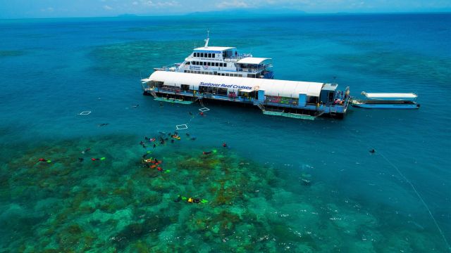Sunlover reef cruise pontoon